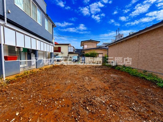 三鷹市新川6丁目 中央線 吉祥寺駅 売地の外観|敷地内部から道路方向を望むロケーション。隣地との境界も分かりやすく、建築プランのイメージが広がる開放感があります。  