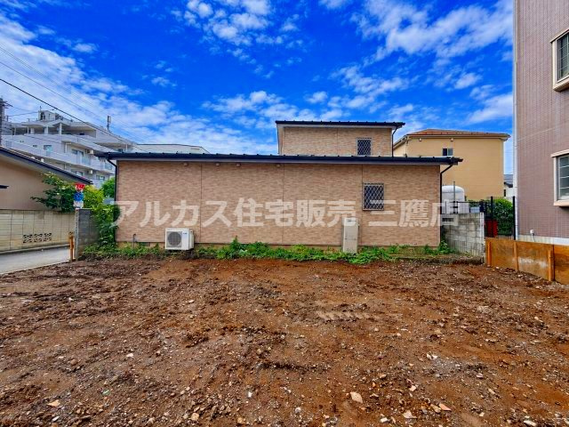 三鷹市新川6丁目 中央線 吉祥寺駅 売地の外観|整地済みの整形な土地スペース。日当たりや風通しを考慮した自由度の高い設計が可能です。 