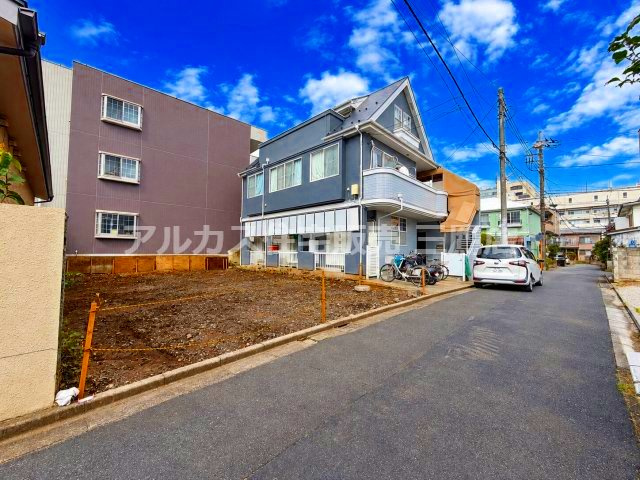 三鷹市新川6丁目 中央線 吉祥寺駅 売地の前面道路含む現地写真|敷地前面の道路と周辺環境。落ち着いた住環境が広がるエリアで、お好みのハウスメーカーで建築可能な建築条件なし売地です。 