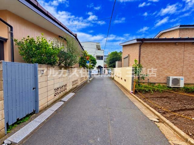 三鷹市新川6丁目 中央線 吉祥寺駅 売地の前面道路含む現地写真|敷地前を通る前面道路。閑静な住宅街の中に位置しており、安心してお過ごしいただける環境です。