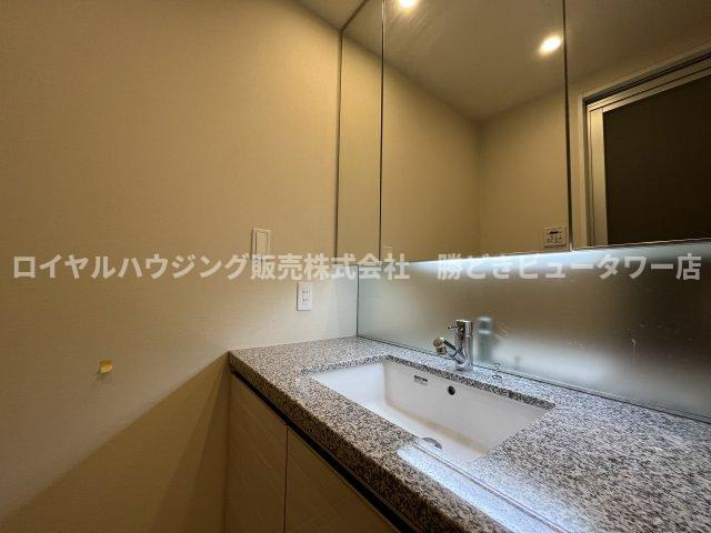 三面鏡付きの広々とした洗面所