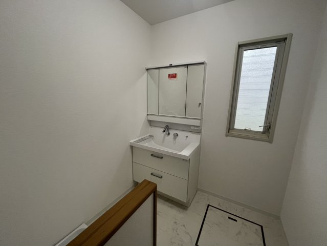 ひのき坂二丁目の独立洗面台|身支度にも便利なゆとりある洗面室