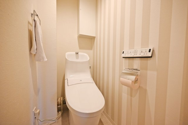 大淀町スワローハイツのトイレ|ウォシュレット機能付きのトイレを完備。毎日の暮らしに嬉しい快適な設備で、清潔感のある使いやすい空間に仕上がっています。