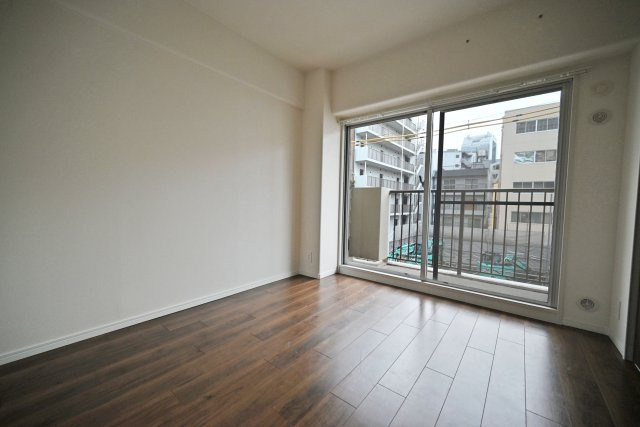 大淀町スワローハイツの子供部屋|洋室約5.9帖
子供部屋にも使いやすい5.9帖の洋室。ベッドや学習机などを配置しやすい広さで、お子さまの成長に合わせて使える快適なプライベート空間です。