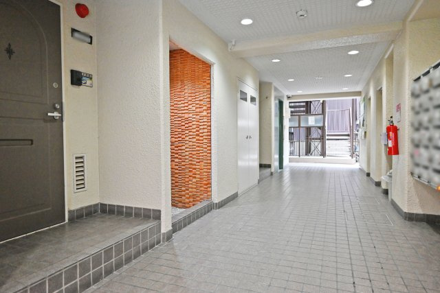 大淀町スワローハイツのエントランス|掃除が行き届いた清潔感あるエントランス。毎日使う場所だから気持ちがいいですね。