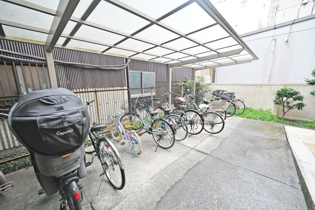 大淀町スワローハイツの駐輪場|屋根付きの駐輪場を完備。雨の日も自転車を濡れにくく保管でき、日々の通勤・通学やお買い物にも便利な設備です。