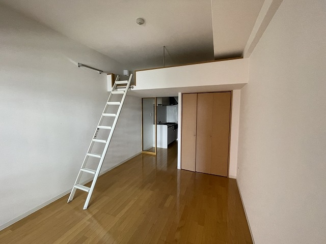 グラビスコート紙屋町の洋室|ロフト付きの洋室