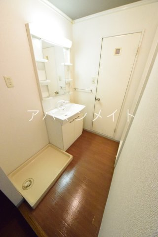 【設備】 | ロイヤルハイム高砂 | 洗濯機置場です