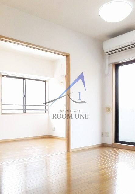 プラハ川崎本町通りの居間・リビング|洋室のお部屋です。