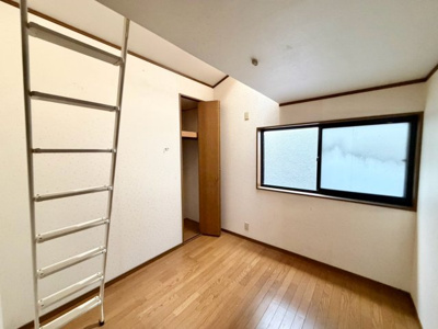 【子供部屋】 | 新北島４丁目　中古戸建 | 【お急ぎの方に嬉しい即入居可能！】
本日内覧可能！ご内覧をご希望の際は是非、イエストアまでお問合せ下さい♪