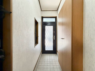 【エントランス】 | 新北島４丁目　中古戸建 | 【玄関】
明るい日差しが入る大きな窓のついた玄関です！
シューズボックスもありますよ！玄関周りもスッキリ片付きますね♪