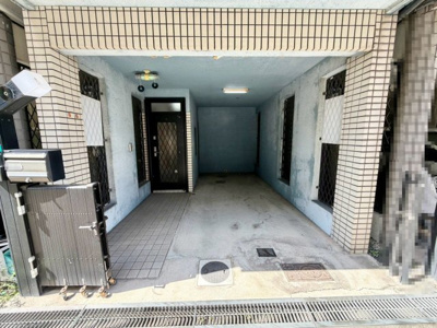 【駐車場】 | 新北島４丁目　中古戸建 | 【ビルトインガレージ】
雨の日の車の乗り降りも濡れにくくうれしいですね♪