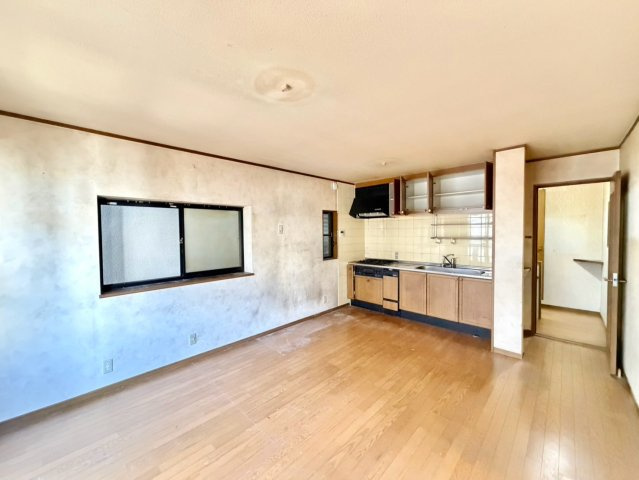 新北島４丁目　中古戸建の居間・リビング|【南東向き日当り良好】
たっぷりの陽光に包まれる明るい住まいに気持ちも明るくなりますね♪