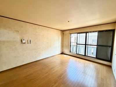 【居間・リビング】 | 新北島４丁目　中古戸建 | 【ＬＤＫ約１２帖】
暮らしの中心となるリビングは、家族みんなが心地よく過ごせる癒しの空間ですよ！