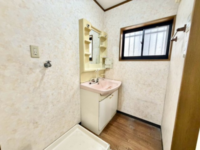 【独立洗面台】 | 新北島４丁目　中古戸建 | リフォームプランのご相談も承っております。
詳しくはお気軽に係りの者にお尋ねください！
※リフォームには別途費用が発生します。
