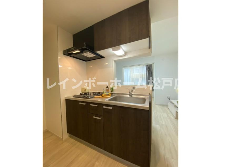 KEIAI RESIDENCE 北小金Ⅲのキッチン|コンパクトなキッチンで掃除もラクラク