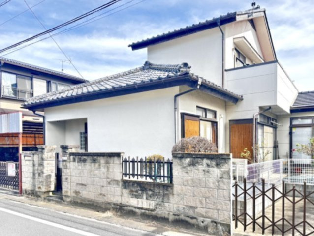 【中古戸建】伊勢崎市若葉町（ネット見てコメントも）の外観|■外観｜窓の配置や、爽やかな白ベースの外観が清潔感をもたらします。まっさらなキャンバスのような家にこだわりを彩って…始めよう、あなただけの豊かな暮らし( ＾＾ )
