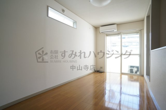 ヴィラ９ナイン【芸短生専用賃貸　※女性専用】の居間・リビング|角部屋は小窓もある２面採光です！