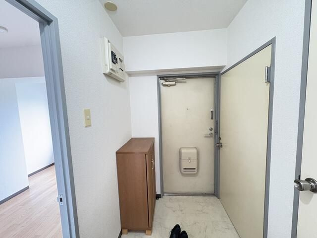 ＹＨマンションの玄関|明るい玄関です