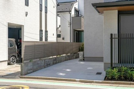 【駐車場】 | 杉並区桃井1丁目戸建賃貸 | EV車充電設備あり。