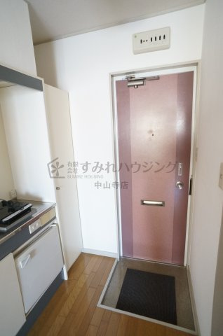 ヴィラ９ナイン【芸短生専用賃貸　※女性専用】の玄関