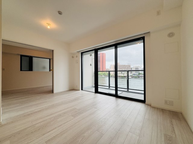 リビング横の居室はスライドドアのため、普段は開放的にお部屋をお使いになれます。