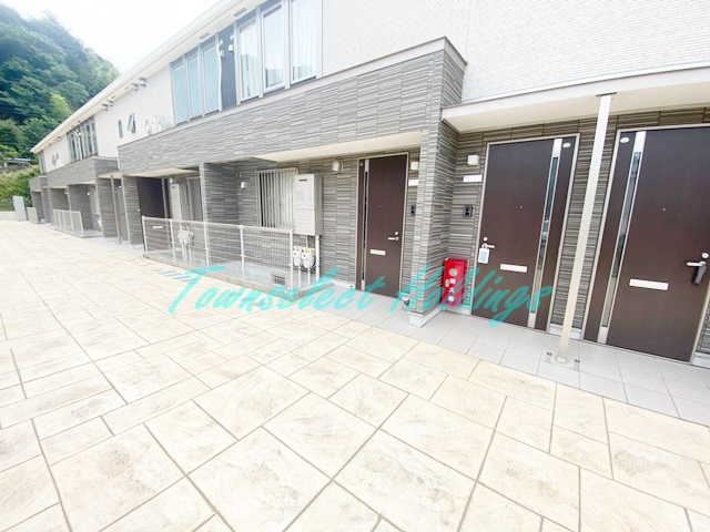 鎌倉市笛田３丁目のアパートのエントランス