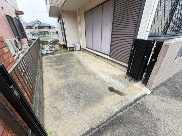作草部町貸家の駐車場