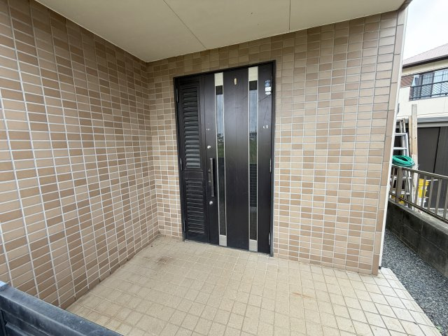 作草部町貸家のエントランス