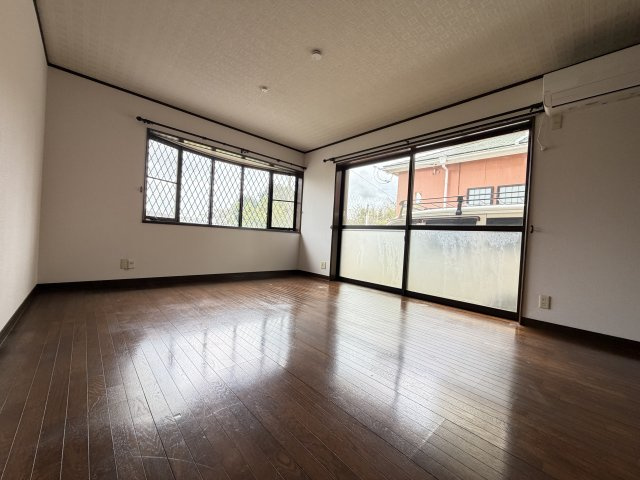 作草部町貸家の洋室