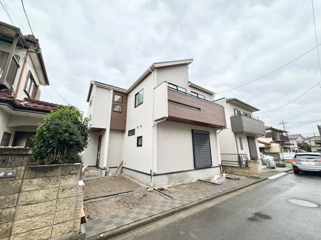 《仲介手数料半額》川越市寺尾の外観|川越市立寺尾中学校まで徒歩7分。長期優良住宅で、南向き道路に面し採光も良好です。2台駐車可能で、将来2部屋に分けられるフレキシブルタイプの居室を備えた新築住宅です。