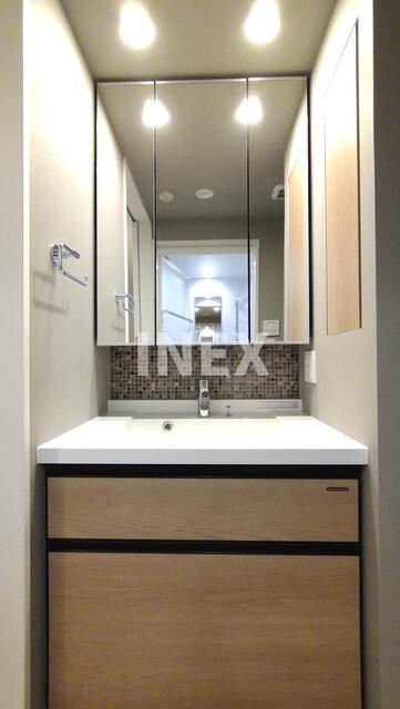 横浜市保土ケ谷区天王町２丁目の賃貸マンションの独立洗面台|使い勝手の良い三面鏡です♪