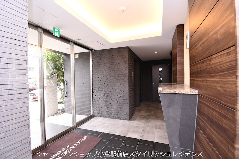 ネクステージ三萩野のエントランス