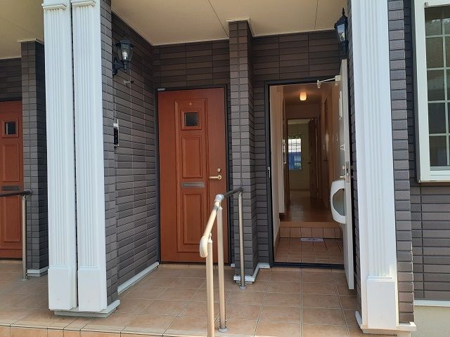 町田市上小山田町のアパートの玄関