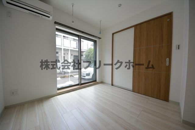 小金井市東町４丁目のアパートの居間・リビング