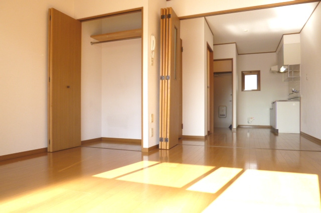 KNビル【キャッシュバック賃貸】の居間・リビング|ゆったりとした居間です