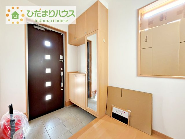 【玄関】 | 土浦市永国東町　中古戸建 | 玄関が広いので親子で並んで仲良く靴が履けますね(^^)/