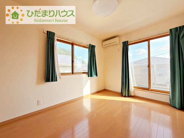 【寝室】 | 土浦市永国東町　中古戸建 | バルコニーに面していて、たっぷり光りの入る明るい主寝室です！