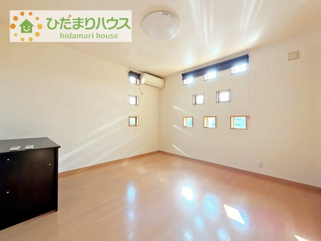 【洋室】 | 土浦市永国東町　中古戸建 | お掃除しやすく、清潔感を保てるのでダニも発生しにくいフローリング♪