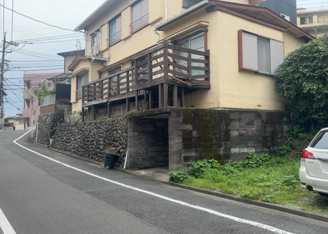 【外観】 | 土地を買う際、住む地域の自治体や福祉の補助制度にも注目してみましょう。子供や老人の医療補助やゴミ出しのルールなど、自治体によってルールに大きな違いがあるため、暮らしやすい土地で判断するとよいでしょう。