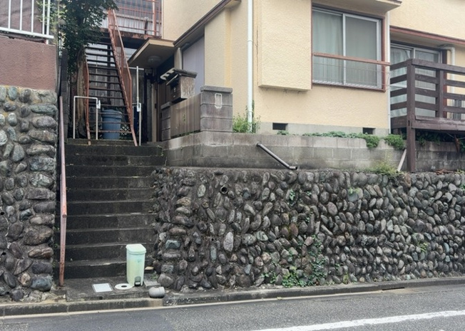 【外観】 | 現地に行くなら、物件の周囲の地形がどうなっているかを見ることも大切です。周辺より低くなっている土地では、大雨などで水が集まりやすいため、地盤が弱くなっているということも考えられるため、注意が必要です。