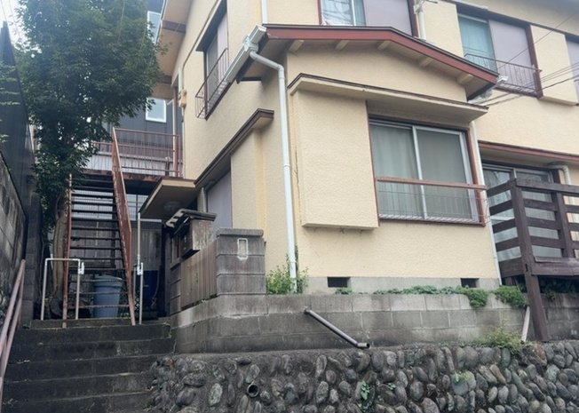 【外観】 | 隣家の土地はどうなっているのか、生活利便施設が近くにあるのか、学校まで近いかなど、お客様のライフスタイルにあわせたイメージが重要です。また、近くにあると困る施設が近くにないかも確認するといいでしょう。