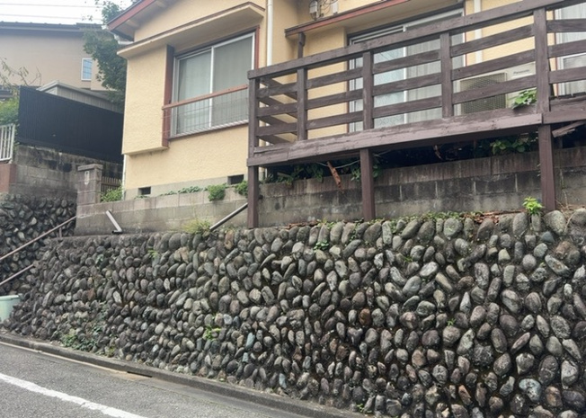 【外観】 | 土地購入を検討されている場合、境界杭がない状態で購入してしまうと境界確定測量をする必要があり、費用がかかります。購入の前に、売主、隣土地所有者立ち合いのもと境界を確定し境界杭を設置するのがベストです。