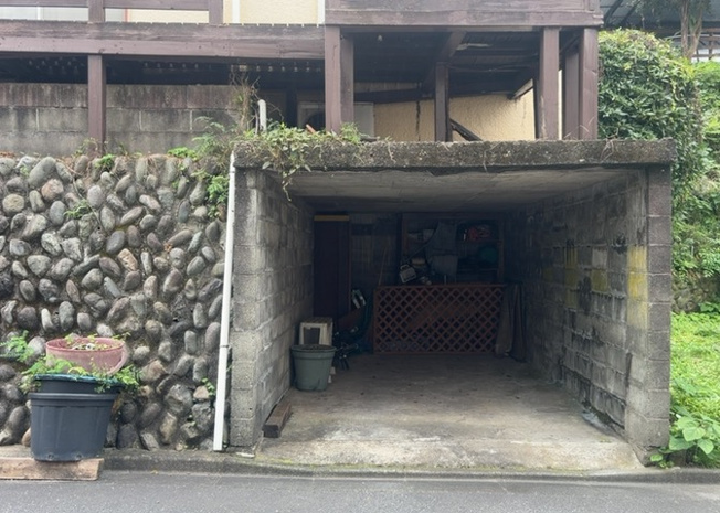 【外観】 | 家を建てる前提で土地を探している場合、地盤の丈夫さは譲れない条件の一つです。地盤が脆弱だと追加工事が必要となります。また、過去に地盤沈下や液状化現象を起こした土地は、できるだけ避けた方がいいでしょう。