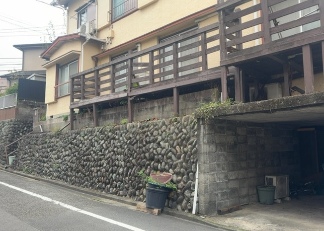 【外観】 | 人が暮らすうえで日光は大切な要素となります。日当たりの良さは譲れないポイントですね。併せて近くに大きな建築物の建築予定がないか、あるいはそれが可能な土地が近くにないか事前に確認することもお勧めします。