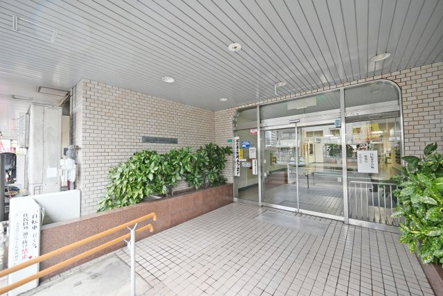 近鉄淀川リバーサイドマンション|住まいの顔となるエントランスは、清潔感のある落ち着いた雰囲気。毎日の帰宅や来客を気持ちよく迎えてくれる、快適で使いやすい空間です。