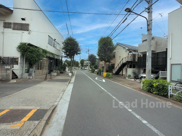 【前面道路含む現地写真】 | 目黒区碑文谷2丁目 | 青空が広がる見通しの良い前面道路に面した立地です！見通し良好でお車の出入庫も落ち着いて行えます♪