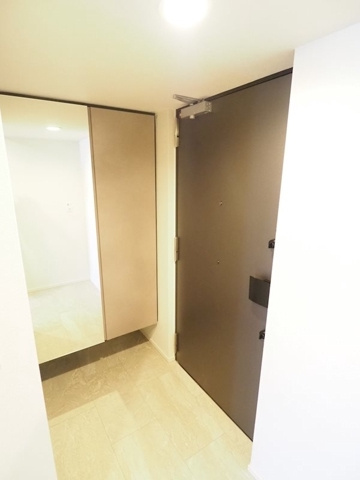 クロスレジデンス日本橋本町の玄関