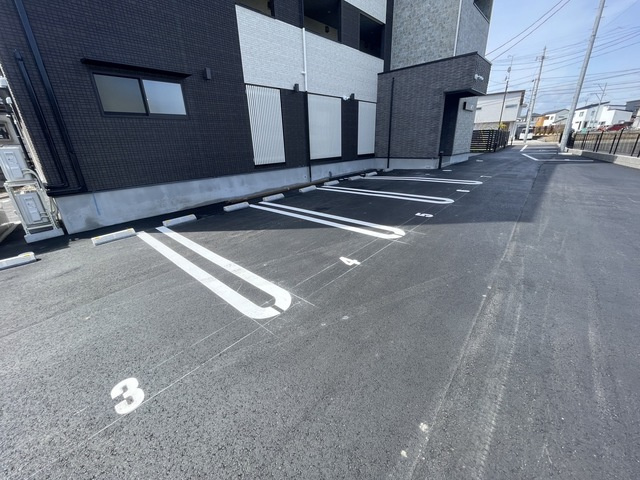 Asuit富沢西の駐車場