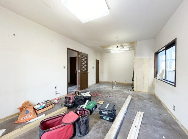 「積水ハウス施工」高知市潮見台1丁目　中古一戸建ての居間・リビング|【リフォーム中】クロス張替え＆床フローリング上張り！明るく快適なLDKへ再生中。